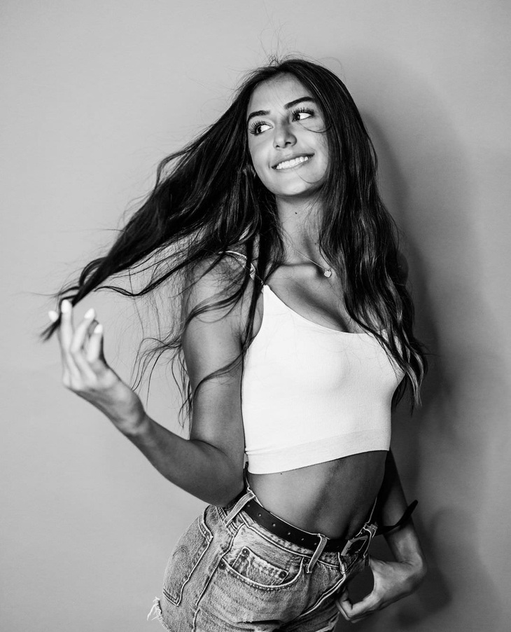 Ngón tay giữa dài đến mức ảo ma Canada của gái xinh - Ảnh 1.