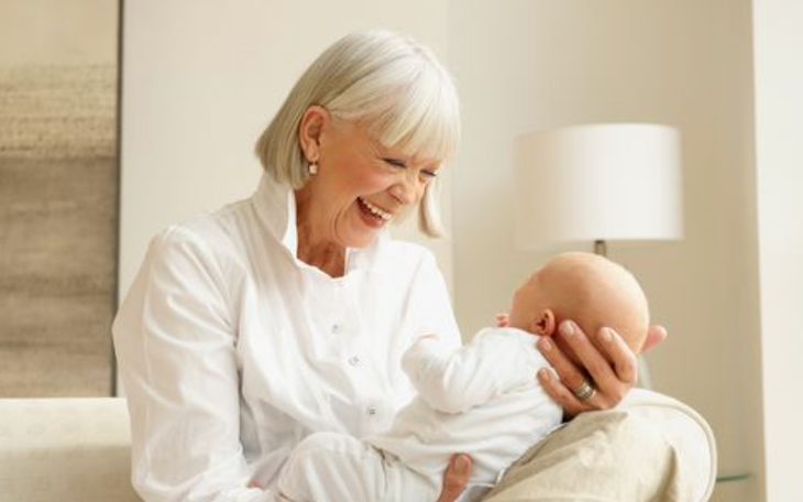 Bà đòi tiền trông cháu, con gái lên mạng than: 