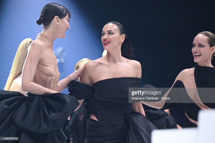 Mẫu nữ đốt mắt với mốt nội y xuyên thấu trên sàn diễn - Ảnh 7.