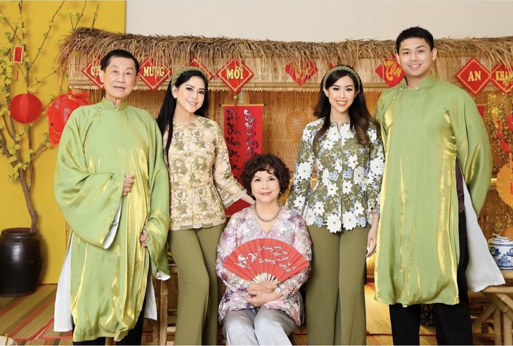 Có cả kho đồ hiệu, Tiên Nguyễn vẫn áo bà ba gói bánh tét ngày Tết - Ảnh 6.