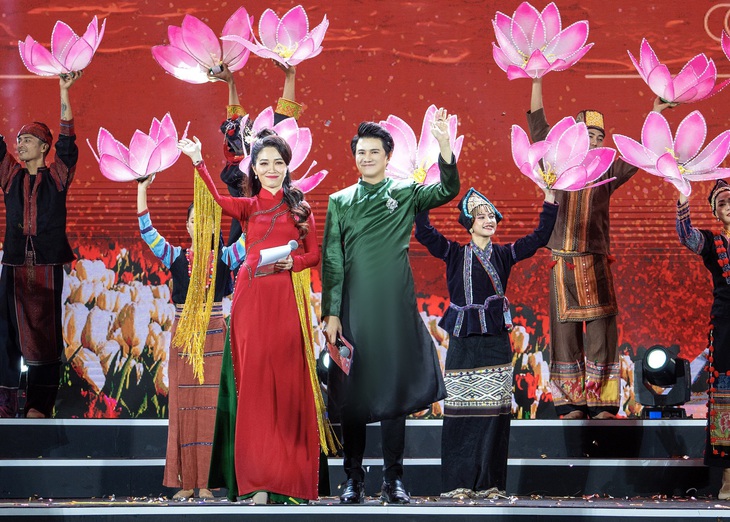 MC Vũ Mạnh Cường, hoa hậu Ngọc Châu rủ nhau thể hiện tình yêu với Tây Ninh - Ảnh 1.