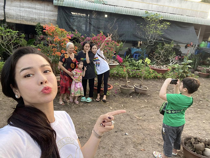 Ảnh vui sao Việt 29-1: Hoa hậu Ngọc Hân lí lắc bên Lương Thùy Linh - Ảnh 8.