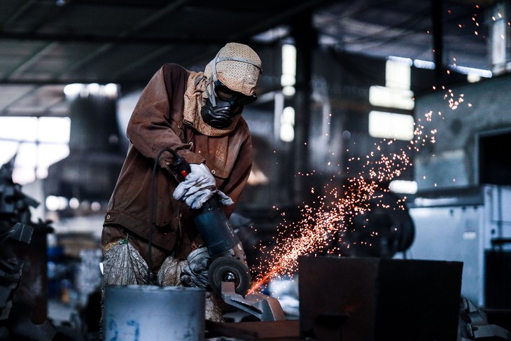 Bức tranh 2023:  Nhiều khó khăn bủa vây người lao động - Ảnh 2.