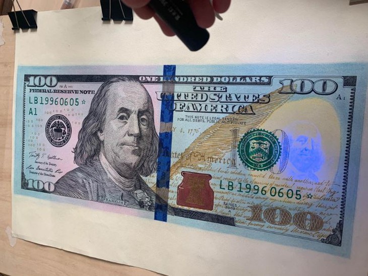 Nam thanh niên bị cảnh sát sờ gáy vì vẽ tiền đô như thật - Ảnh 2.