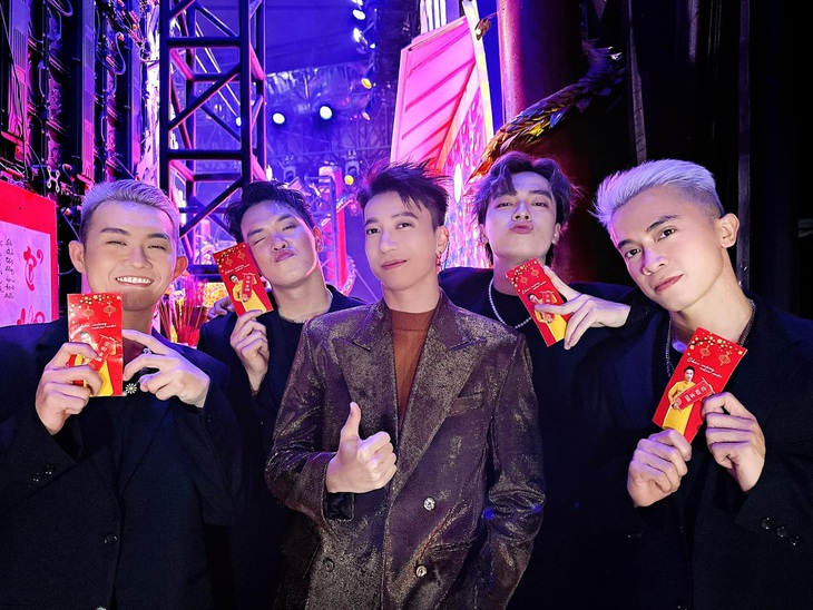 Mới đi diễn đầu năm, S.T Sơn Thạch đã gặp chuyện giật mình - Ảnh 1.