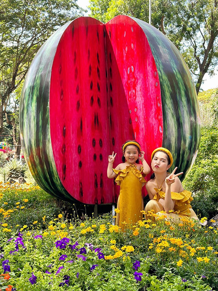 Ảnh vui sao Việt 30-1: Ngọc Trinh nhí nhảnh bên cháu gái - Ảnh 1.