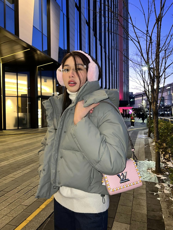 Hoa hậu Thùy Tiên ghi điểm với style cực cháy ngày đầu năm - Ảnh 8.