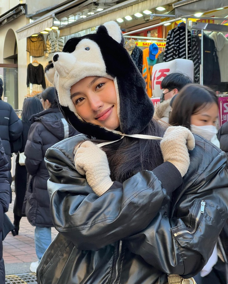 Hoa hậu Thùy Tiên ghi điểm với style cực cháy ngày đầu năm - Ảnh 9.