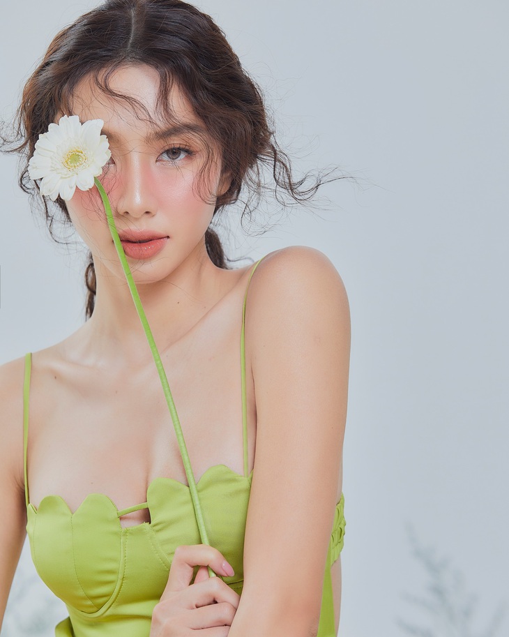 Hoa hậu Thùy Tiên ghi điểm với style cực cháy ngày đầu năm - Ảnh 7.