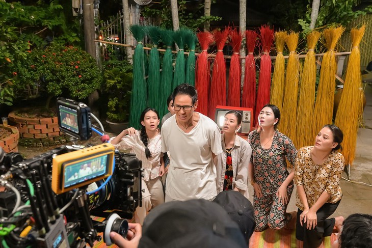 Lý Hải diễn hài, Trung Dũng lấy nhầm vợ bạn trong clip ứng xử tại rạp phim - Ảnh 5.