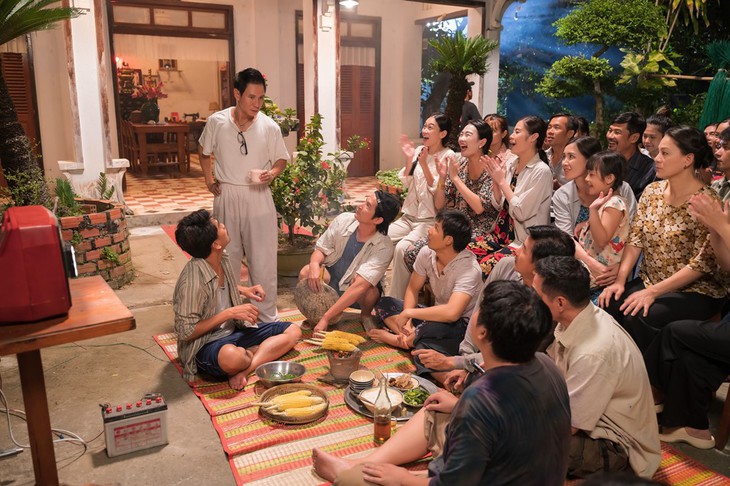 Lý Hải diễn hài, Trung Dũng lấy nhầm vợ bạn trong clip ứng xử tại rạp phim - Ảnh 4.