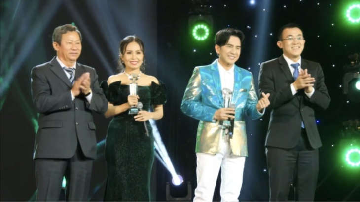 Được vinh danh thành tựu, Đan Trường - Cẩm Ly vẫn bị phân biệt đối xử? - Ảnh 4.