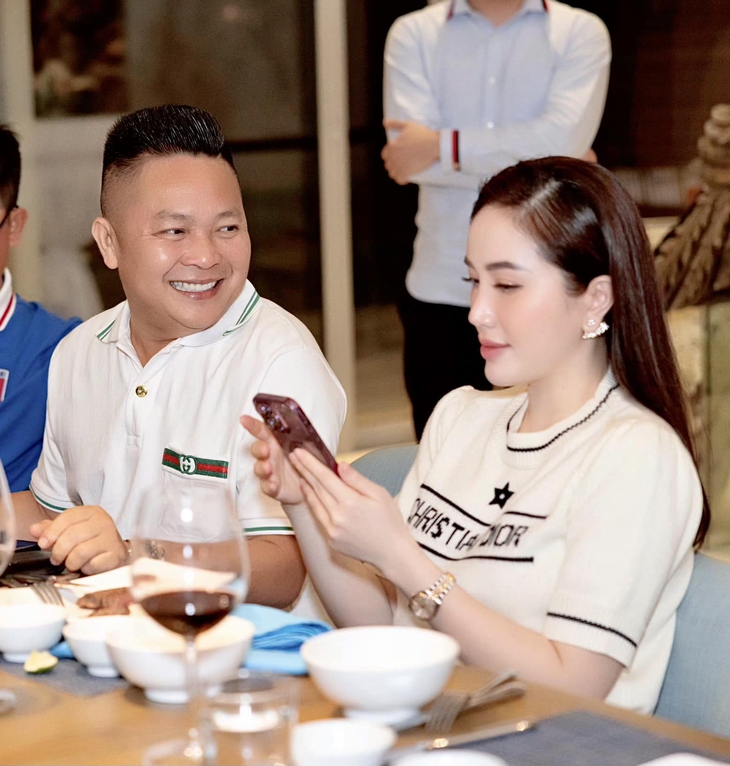 Ảnh vui sao Việt 8-1: Vợ chồng Huy Trần - Ngô Thanh Vân vui nhộn - Ảnh 4.