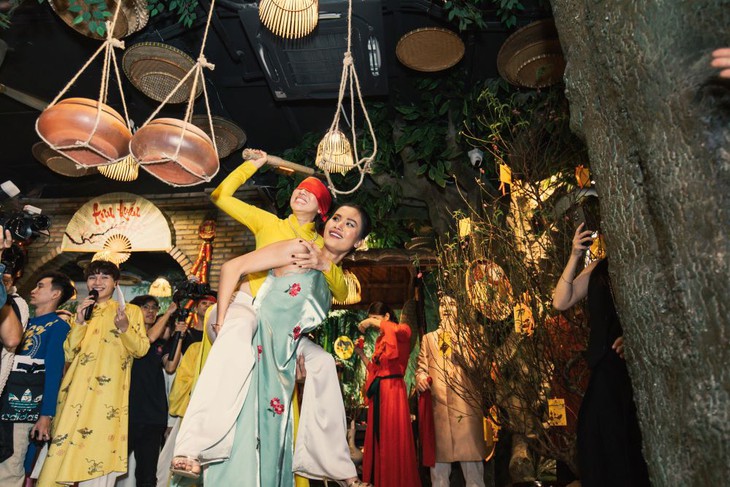 Mâu Thủy ôm bụng bầu, Lan Khuê trổ tài đi cà kheo, Hương Ly hóa lực sĩ quậy tưng quán Vũ Thu Phương - Ảnh 4.