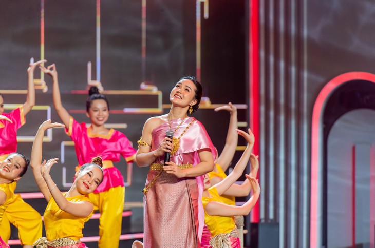 Dee Trần lội ngược dòng đầy ngoạn mục trở thành quán quân Người hát tình ca 2022 - Ảnh 1.