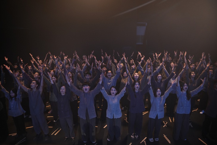 Dàn diễn viên cùng hơn 300 người của ca đoàn cùng hòa giọng