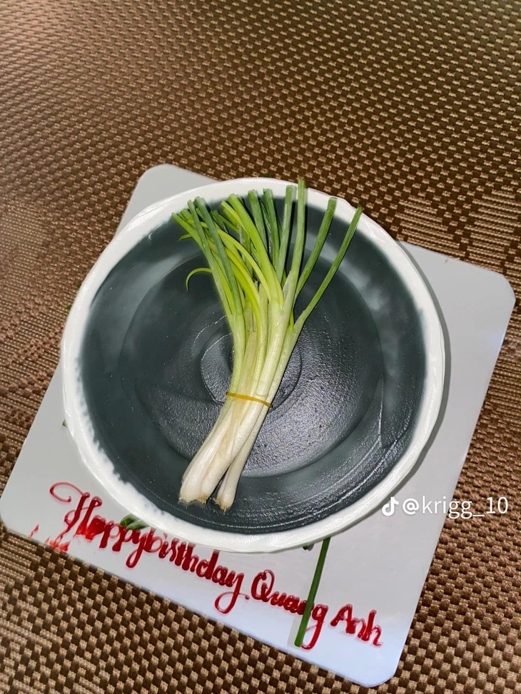 Chiếc bánh sinh nhật dành cho đứa món nào cũng phải có hành.