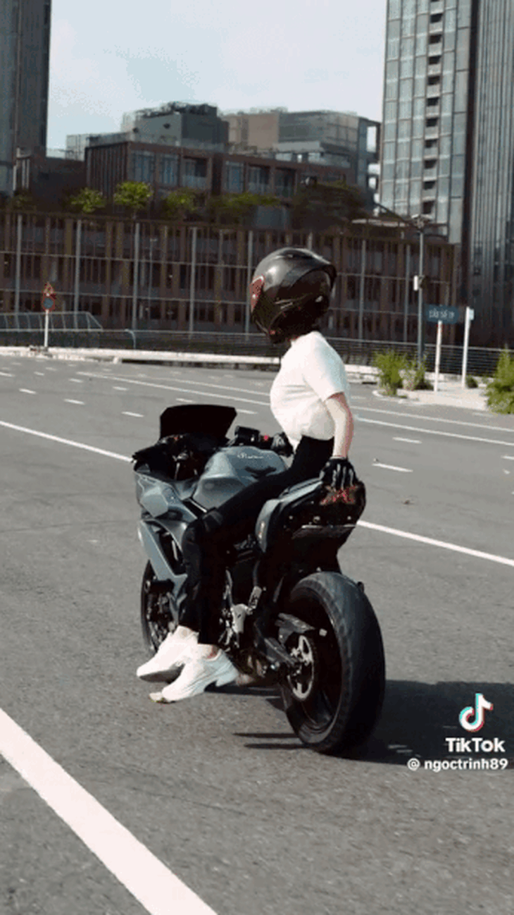 Loạt màn "thả dáng" mạo hiểm trên xe phân khối lớn của Ngọc Trinh được ví như "làm xiếc"