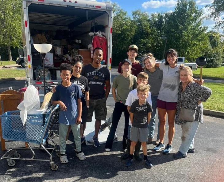 Những đứa trẻ của Lexy rất yêu thương Tony.