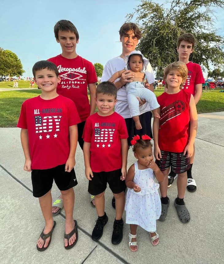 "Con anh" và "con em" đủ cả.