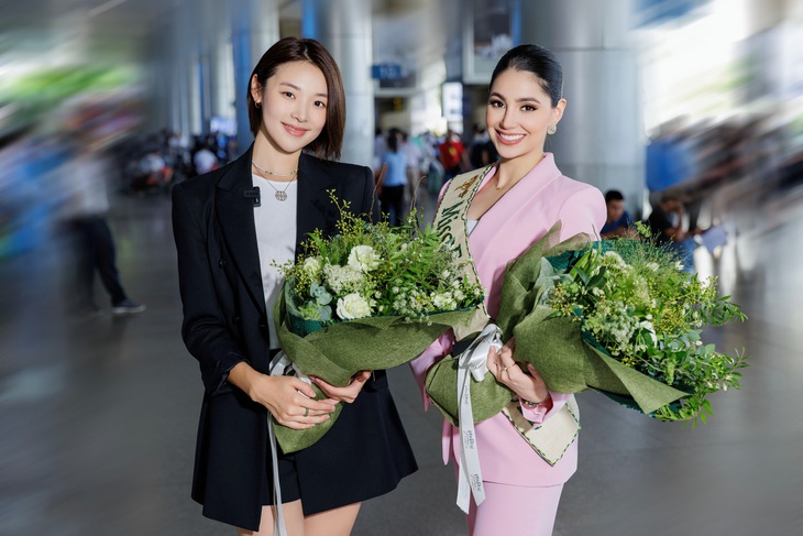 Miss Earth 2022 Mina Sue Choi (trái) và Miss Earth Fire 2022 Andrea Aguilera (phải)