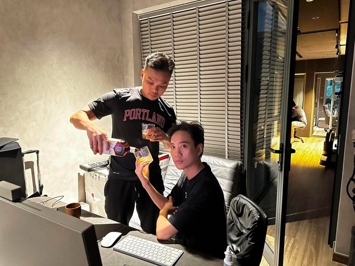 Thái VG tranh thủ mời chủ nhà "chill" một chút ngay tại phòng thu