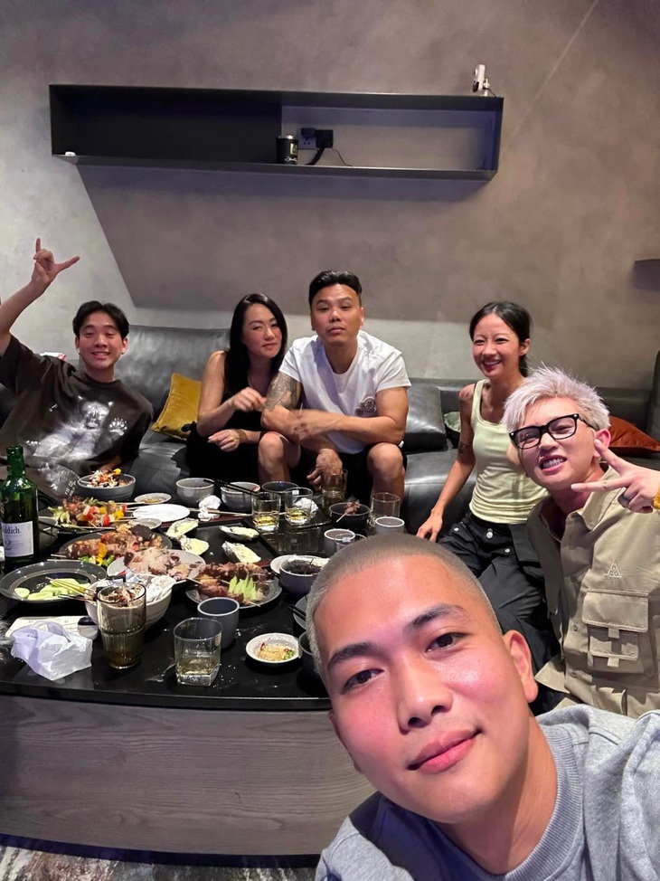 Bàn ăn có lẽ là nơi họp hành của bộ sậu Rap Việt