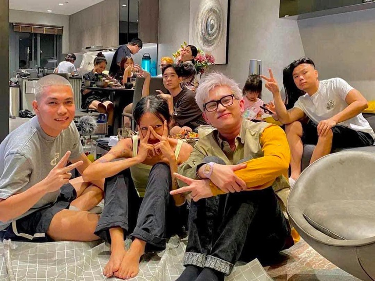 Bộ sậu Rap Việt mùa 3 tụ tập tại nhà riêng của JustaTee, xem đây như là "tụ điểm giải trí" của dân rap