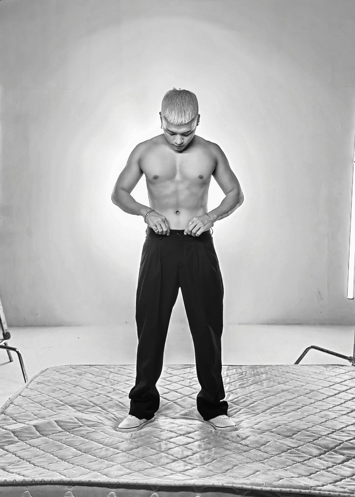 Phạm Việt Thắng "cởi áo" khoe múi cuồn cuộn