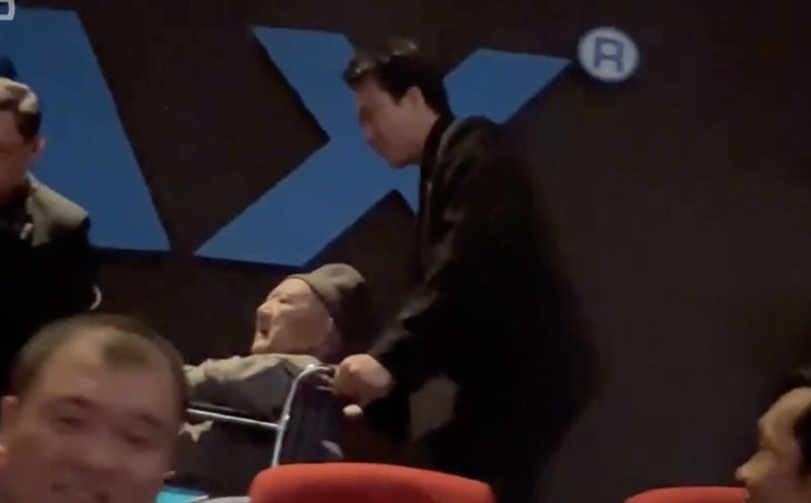 Trấn Thành tự tay đẩy xe, hộ tống 'bác Ba Phi' Mạc Can lên sân khấu