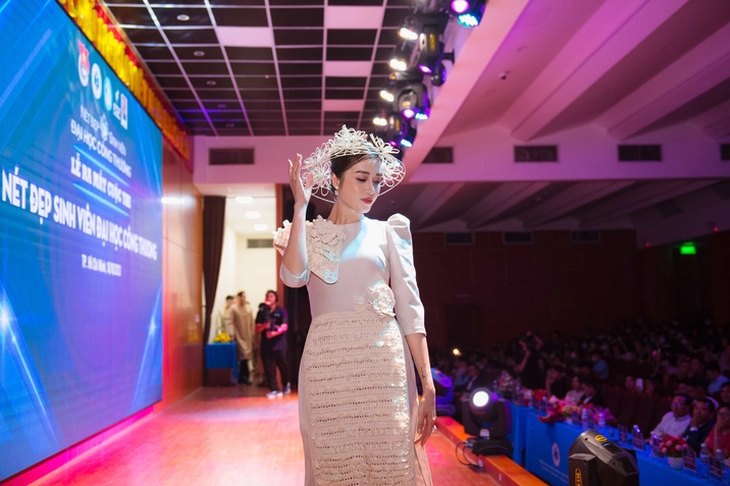 Bộ sưu tập sử dụng vảy cá hô vùng biển thân thiện môi trường được trình diễn trong buổi ra mắt cuộc thi.