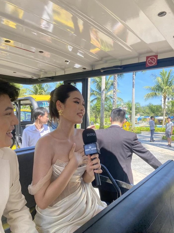 Nàng hậu bận rộn với việc dùng tay che ngực để tránh sự cố