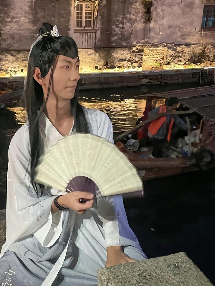 Tạo nét cổ trang giữa phố cổ nên điểm nhấn là chữ "cổ".