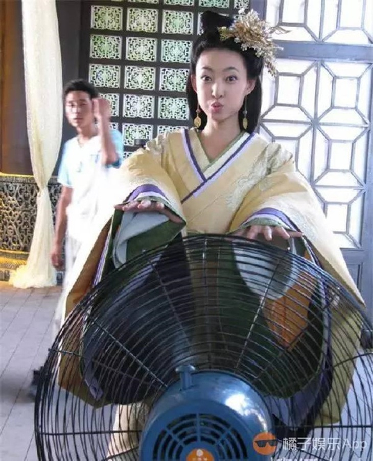 Phục trang cổ đại cầu kỳ khiến bất kỳ diễn viên nào cũng phải "thở ra khói".