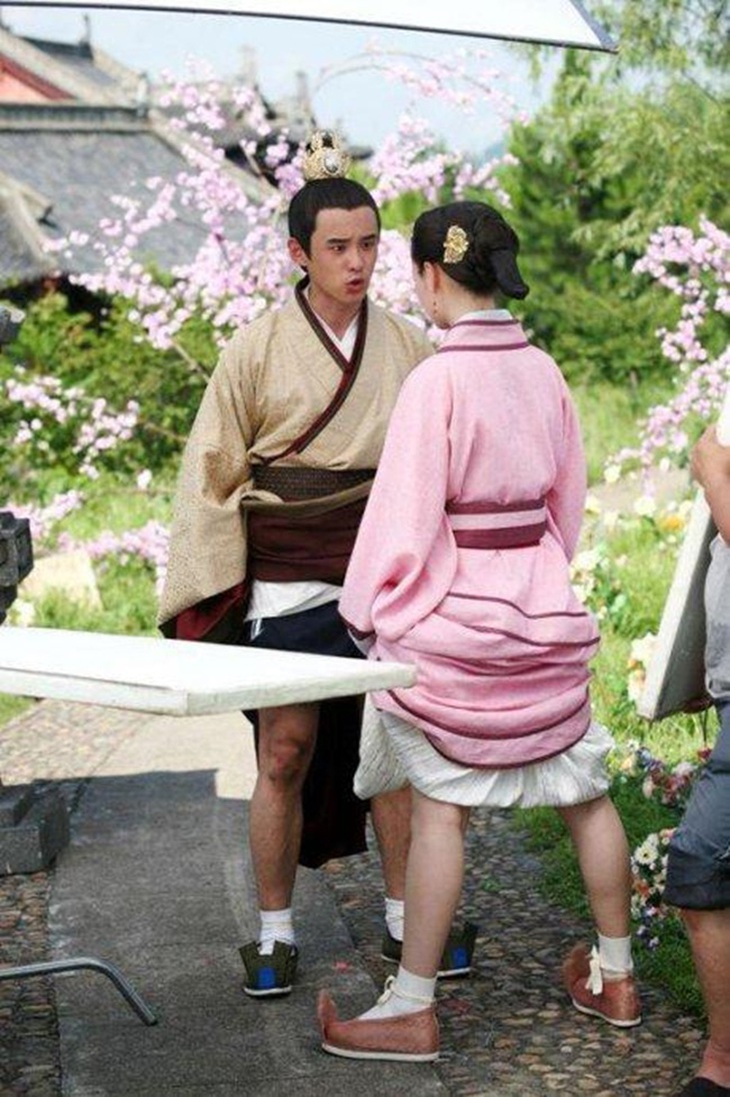 Đạo diễn lấy cảnh cận thôi nên hình ảnh "phần dưới" không lo.