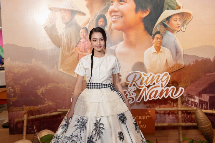 "Út Trong" Bích Ngọc đầu tư trang phục khi tham gia sự kiện công chiếu phim điện ảnh đầu tay của mình