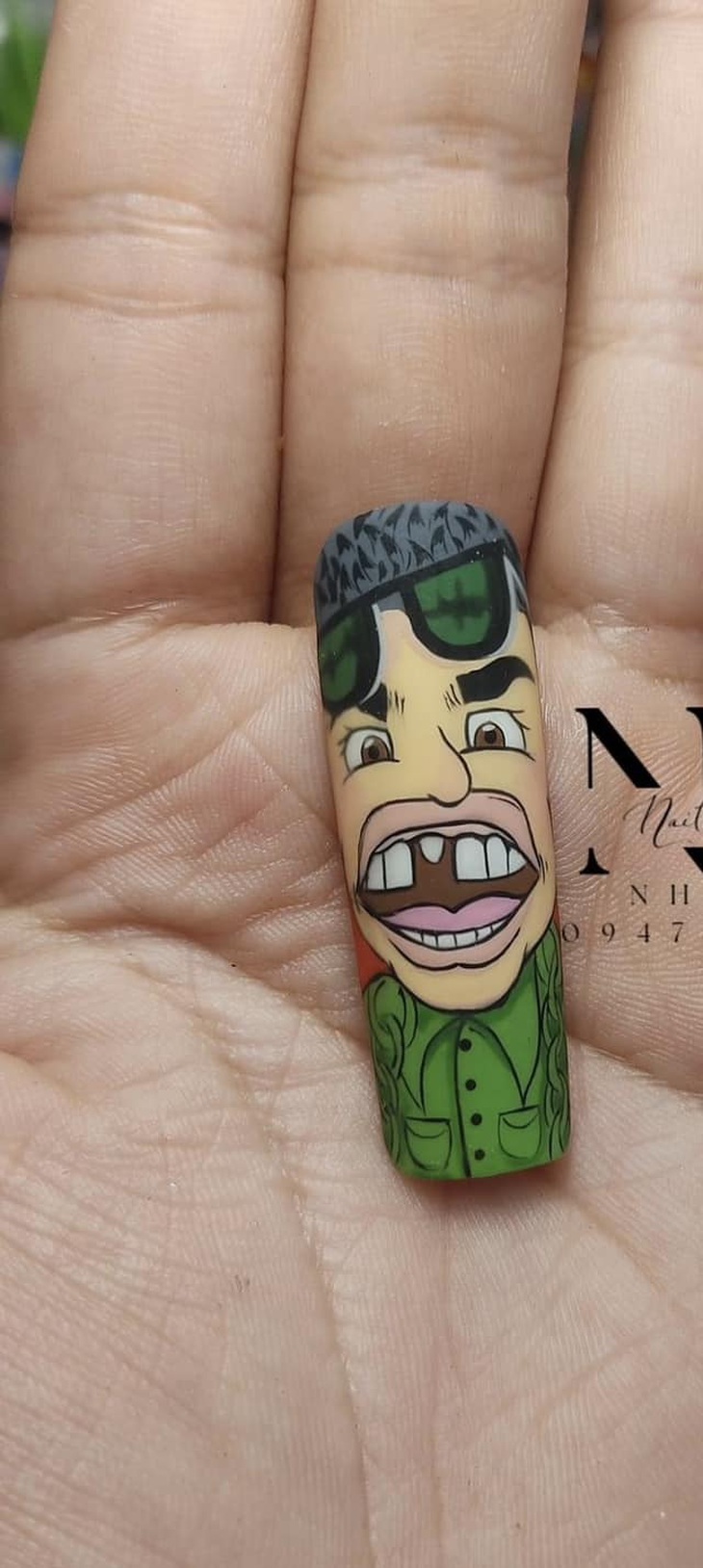 Một khán giả làm hẳn chiếc nail mô phỏng lại cái răng... rớt của Dương Lâm.