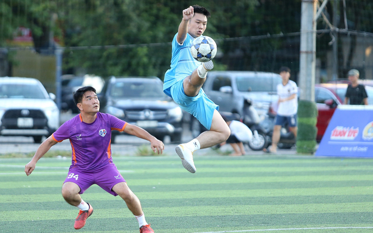 Đội Công đoàn Điện lực Việt Nam (áo xanh) có trận giao hữu chất lượng với Công đoàn Điện lực Nghệ An để chuẩn bị cho giải - Ảnh: HOÀNG TÙNG