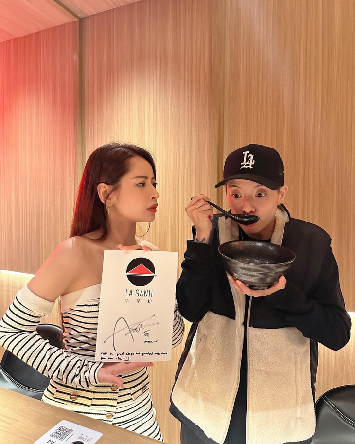 Hình ảnh Chi Pu chụp cùng các nghệ sĩ nhận được sự quan tâm rất lớn trên mạng xã hội