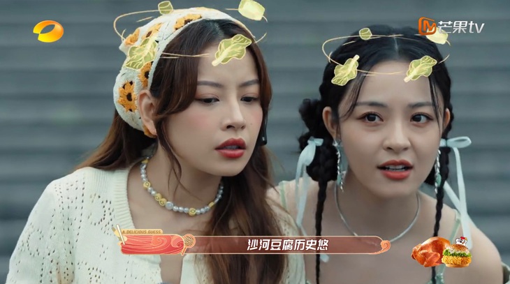 Biểu cảm của Chi Pu “khó đỡ” khiến các chị em được phen phì cười