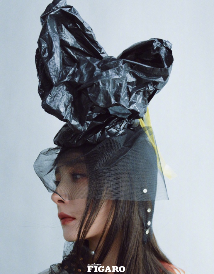 Chiếc mũ đội đầu được ví như "túi rác đen" của Dương Mịch