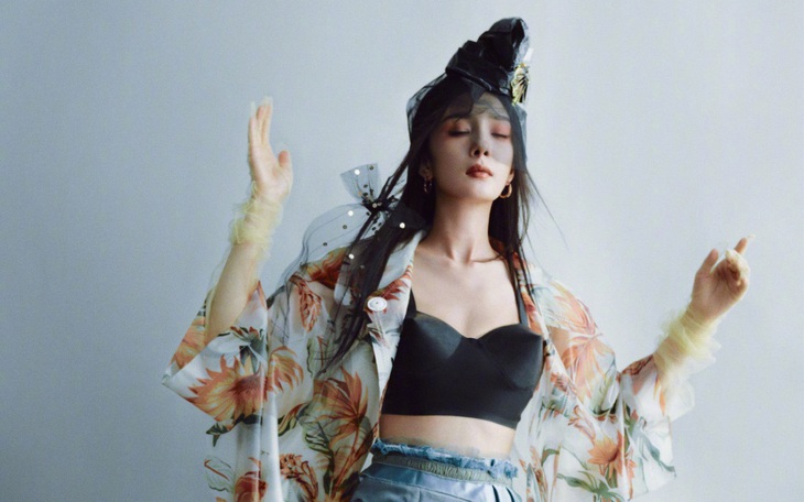 Ảnh Dương Mịch "đội túi rác trên đầu" bị phản ứng kịch liệt