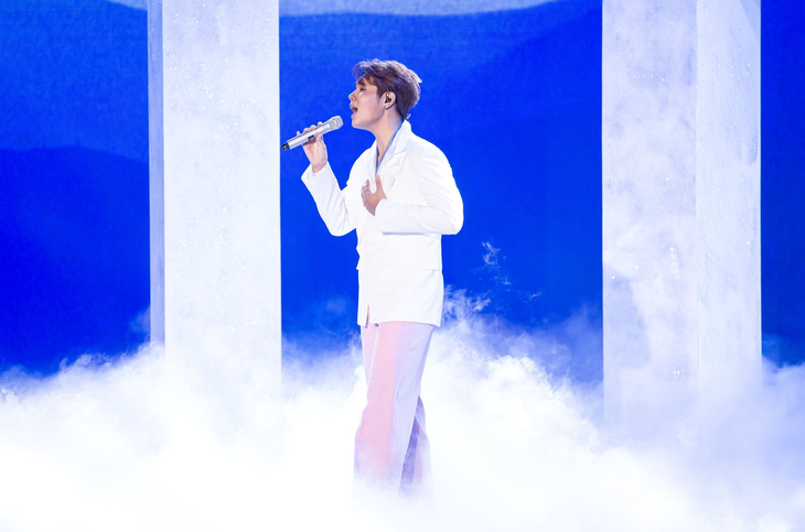 Đạo diễn Nguyễn Quang Dũng khuyên Lâm Phúc nên phát triển thế mạnh của mình vì... ‘hát ballad dễ kiếm tiền lắm’.