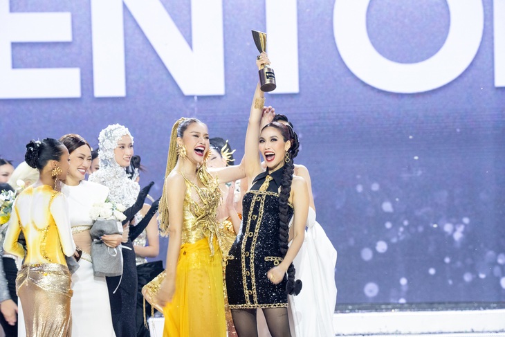 Lê Thu Trang cùng Mentor Lan Khuê trong giây phút đăng quang. 