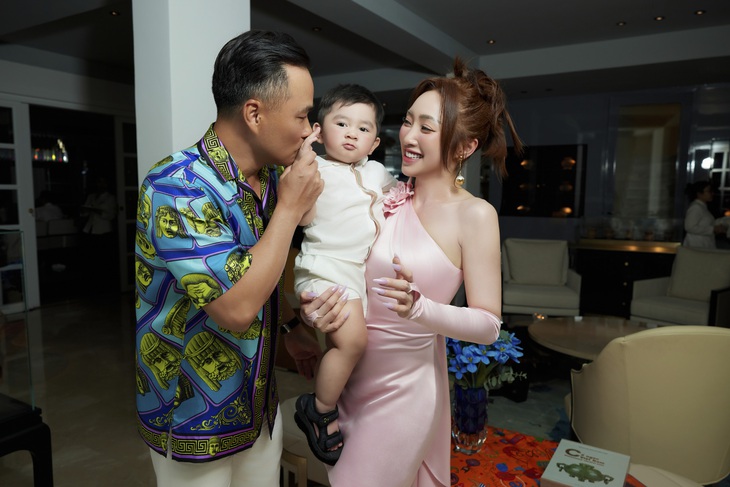 Diễn viên Chi Bảo hạnh phúc bên vợ và con trai. Anh thường hài hước gọi con trai là "đại ca"