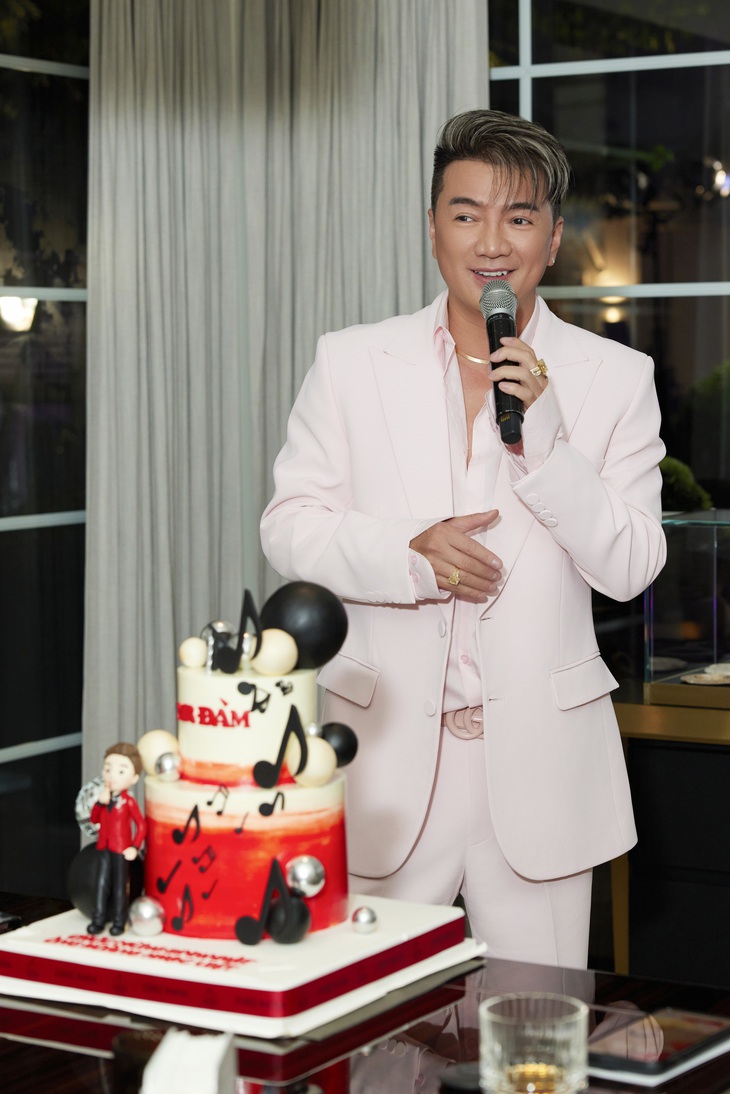 Khi được hỏi "Làm sao để giữ được sự trẻ trung, phong độ khi đã bước sang độ tuổi U60", nam ca sĩ chia sẻ "Chỉ có mỗi cách bỏ tiền ra làm đẹp thôi. Hưng thấy là các anh em vẫn ngại ngần việc đến spa làm đẹp như các chị em phụ nữ. Thời đại nào rồi, giờ mặt tiền vô cùng quan trọng, giúp công việc của mình suôn sẻ thuận lợi hơn, cho nên đàn ông cũng phải chăm sóc ngoại hình".