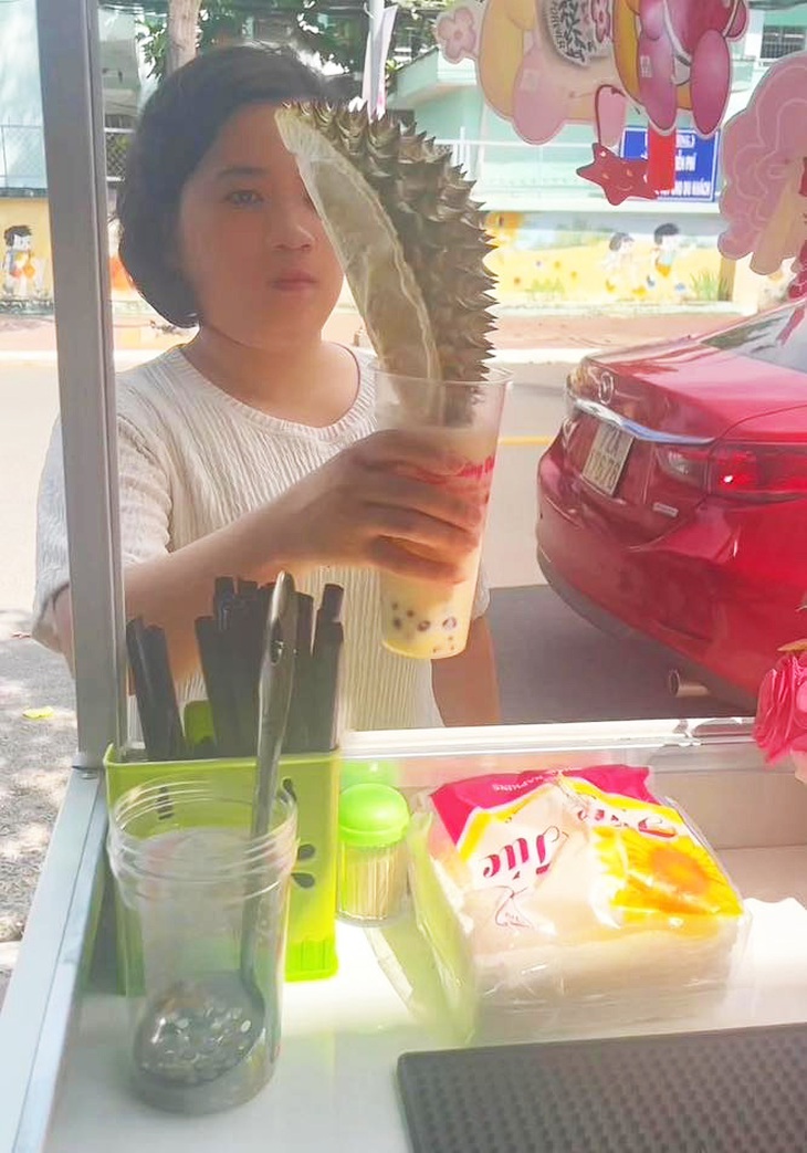 Ly trà sữa sầu riêng "đúng điệu"