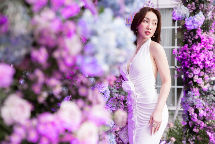 Dù đã qua một lần sinh nở nhưng bà xã Chi Bảo vẫn giữ nhan sắc trẻ đẹp, gợi cảm, không kém cạnh dàn mỹ nhân đình đám showbiz