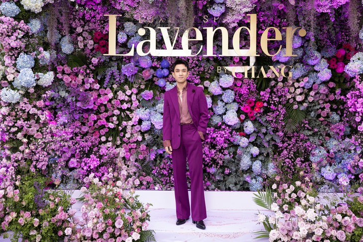 Dương Edward gây chú ý với loạt hit đang nổi đình đám gần đây như: Rung động, Mộng uyên ương hồ điệp,...và đặc biệt là ca khúc mới nhất Thương em. Nam ca sĩ thể hiện khả năng hát live với chất giọng vô cùng ngọt ngào đốn tim loạt khán giả nữ