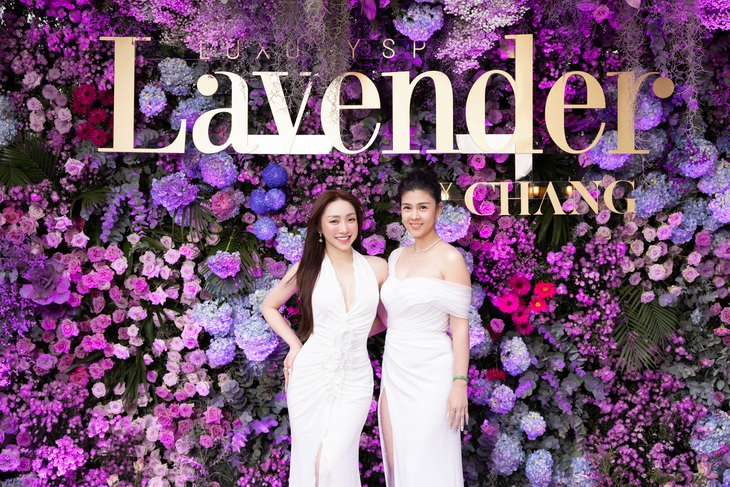 Nữ diễn viên Kim Thư mặc đầm trắng khoe body quyến rũ. Cô gây chú ý vì nhan sắc trẻ trung và đằm thắm ở độ tuổi U50. Nữ diễn viên cũng cho biết đang tích cực tút tát nhan sắc để sớm trở lại màn ảnh với nhiều dự án phim